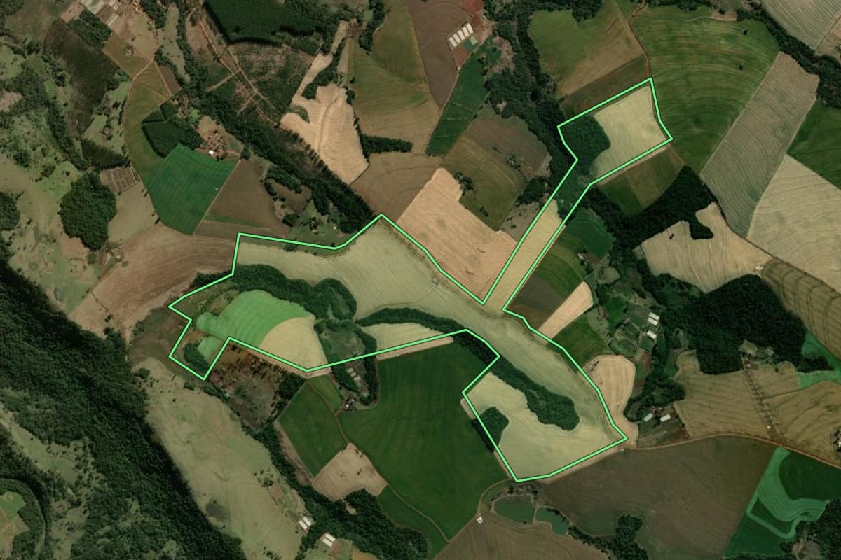 Imagem de satélite do imóvel rural em São Jerônimo da Serra (PR), com o contorno declarado no CAR desenhado por cima.