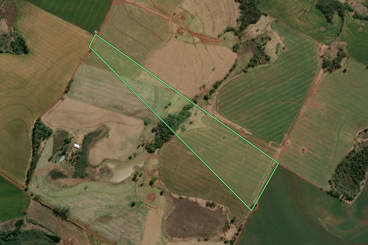 Imagem de satélite do imóvel rural em São Jerônimo da Serra (PR), com o contorno declarado no CAR desenhado por cima.