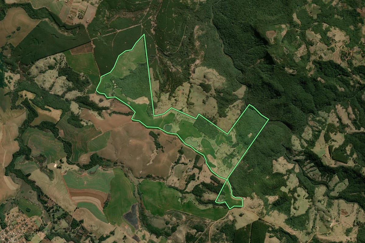 Imagem de satélite do imóvel rural em São Jerônimo da Serra (PR), com o contorno declarado no CAR desenhado por cima.