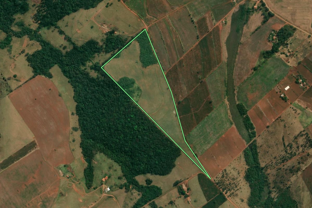 Imagem de satélite do imóvel rural em São Jerônimo da Serra (PR), com o contorno declarado no CAR desenhado por cima.