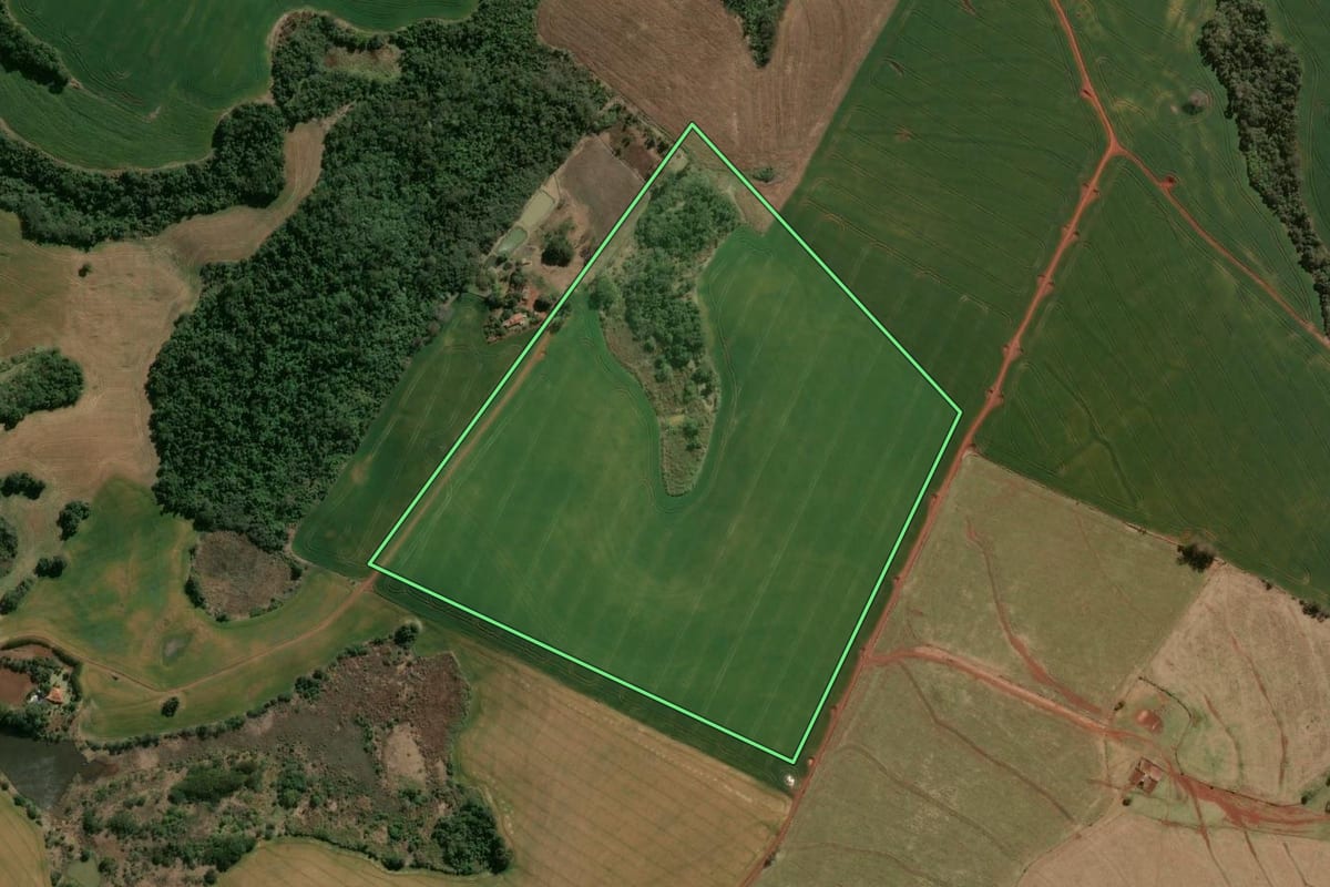 Imagem de satélite do imóvel rural em São Jerônimo da Serra (PR), com o contorno declarado no CAR desenhado por cima.