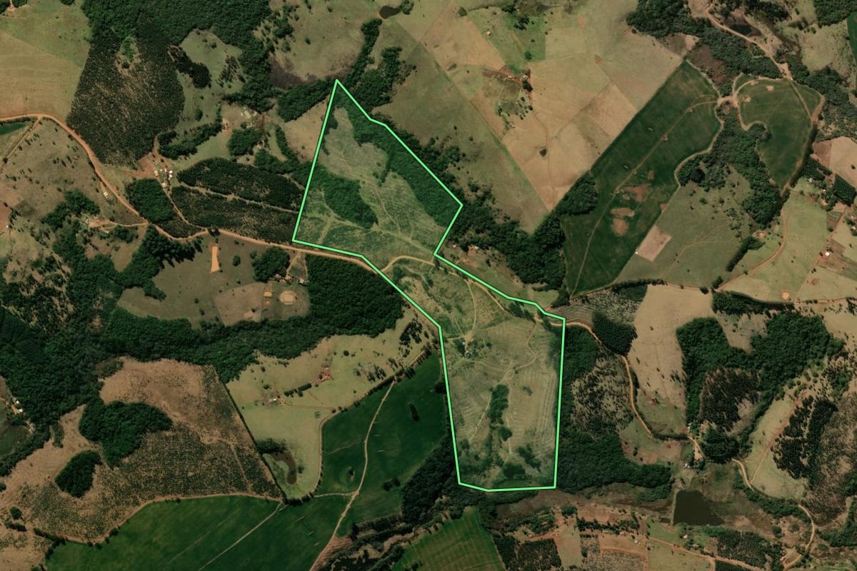 Imagem de satélite do imóvel rural em São Jerônimo da Serra (PR), com o contorno declarado no CAR desenhado por cima.