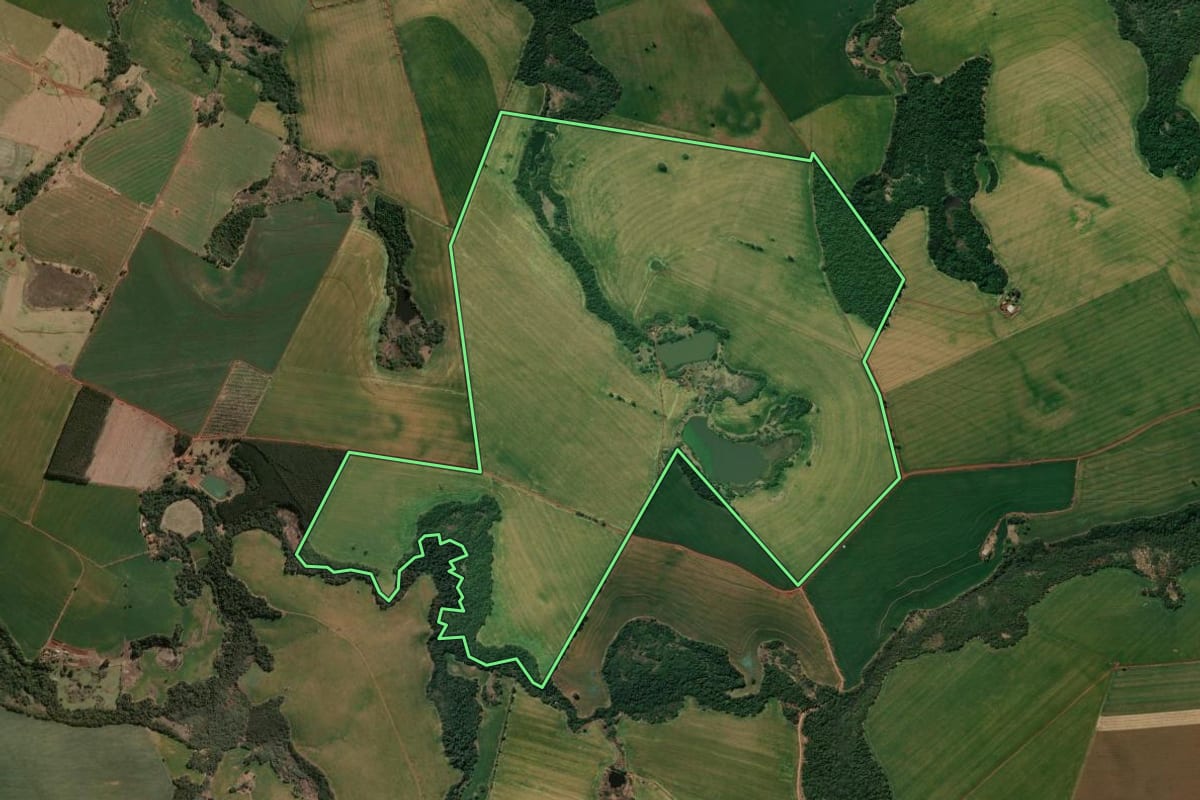 Imagem de satélite do imóvel rural em São Jerônimo da Serra (PR), com o contorno declarado no CAR desenhado por cima.