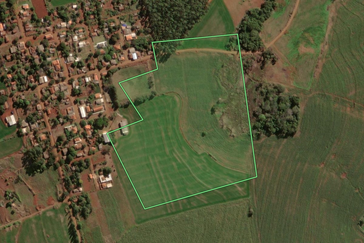 Imagem de satélite do imóvel rural em São Jerônimo da Serra (PR), com o contorno declarado no CAR desenhado por cima.