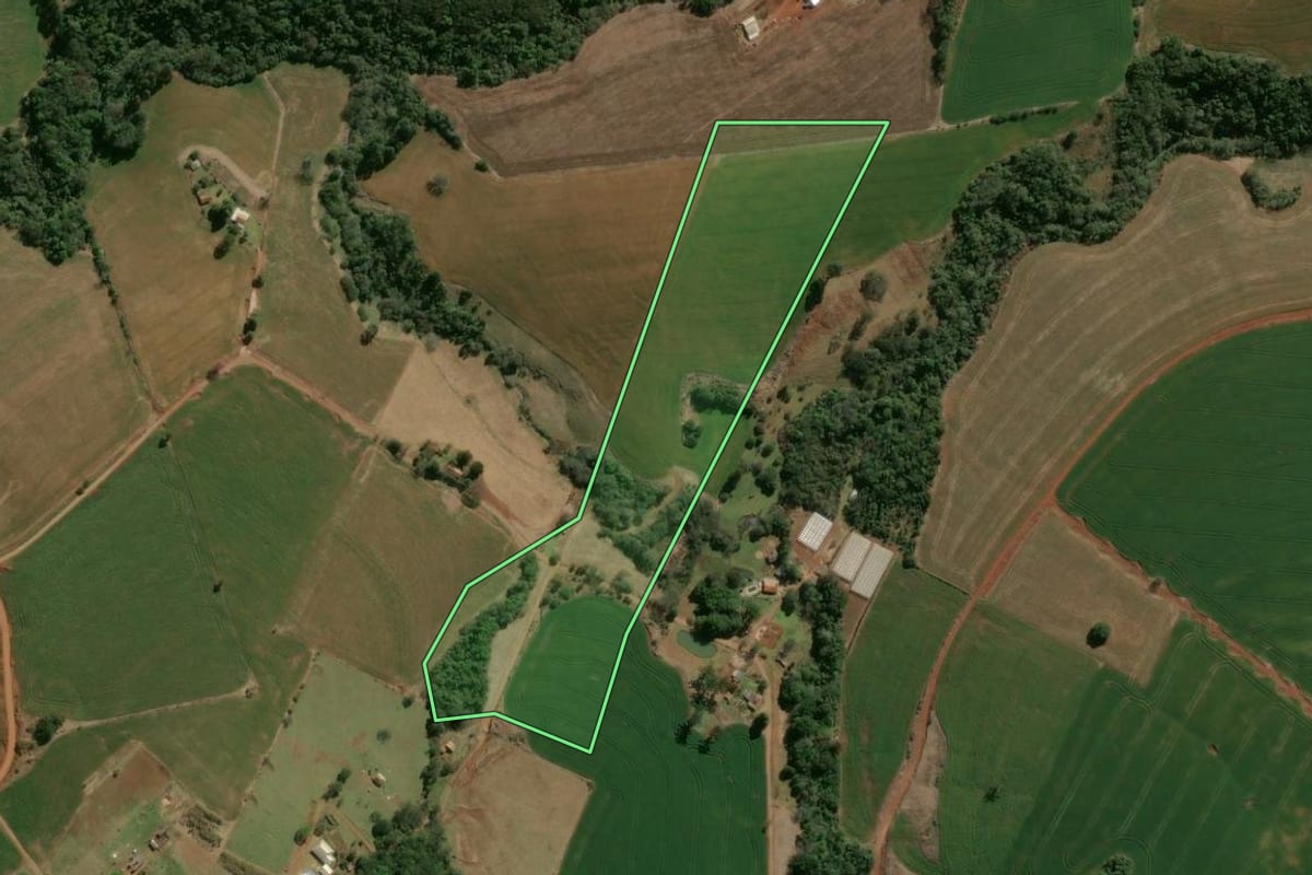 Imagem de satélite do imóvel rural em São Jerônimo da Serra (PR), com o contorno declarado no CAR desenhado por cima.