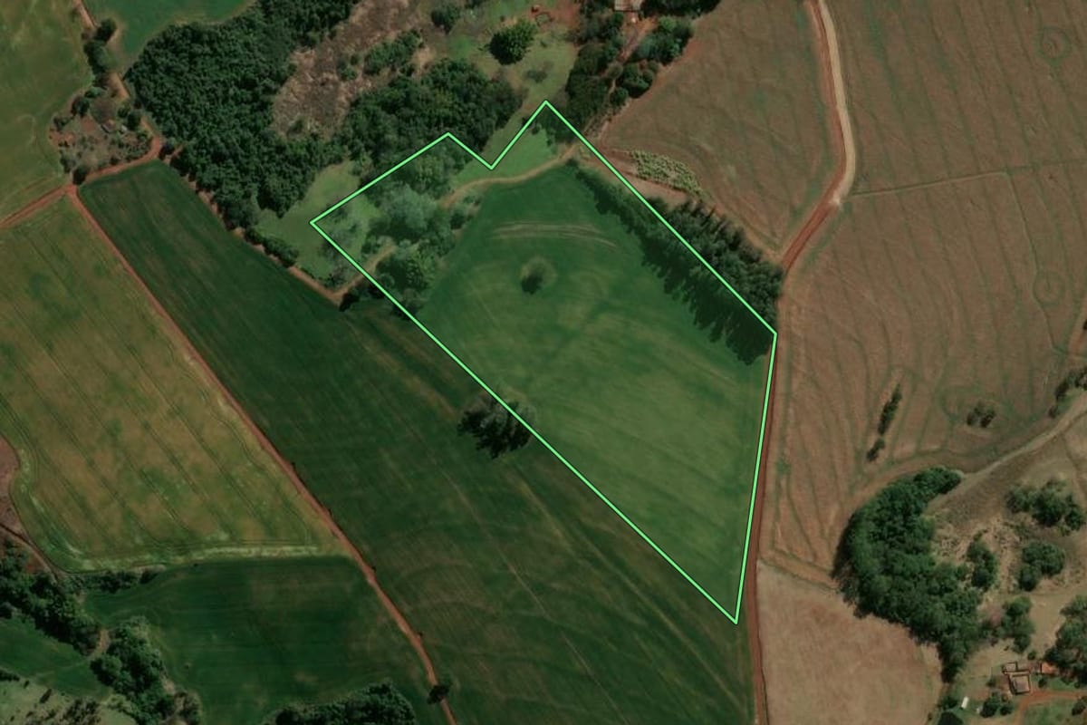 Imagem de satélite do imóvel rural em São Jerônimo da Serra (PR), com o contorno declarado no CAR desenhado por cima.