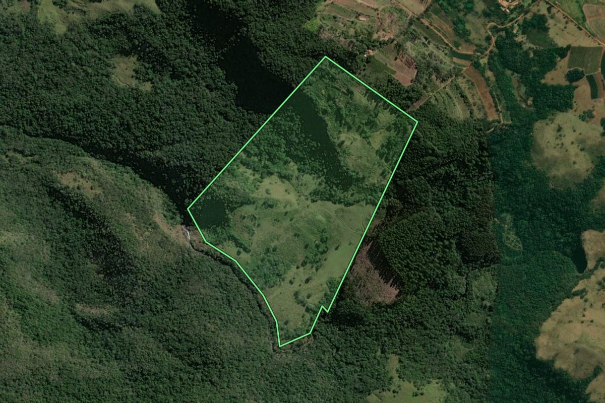 Imagem de satélite do imóvel rural em São Jerônimo da Serra (PR), com o contorno declarado no CAR desenhado por cima.