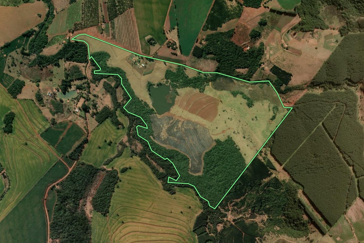 Imagem de satélite do imóvel rural em São Jerônimo da Serra (PR), com o contorno declarado no CAR desenhado por cima.