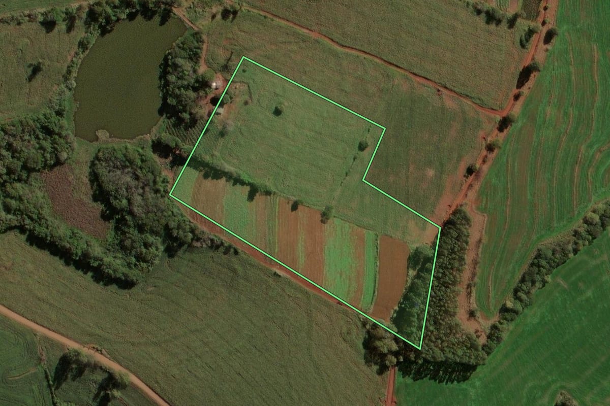 Imagem de satélite do imóvel rural em São Jerônimo da Serra (PR), com o contorno declarado no CAR desenhado por cima.