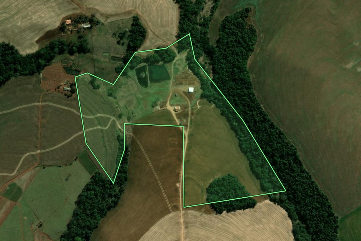 Imagem de satélite do imóvel rural em São Jerônimo da Serra (PR), com o contorno declarado no CAR desenhado por cima.