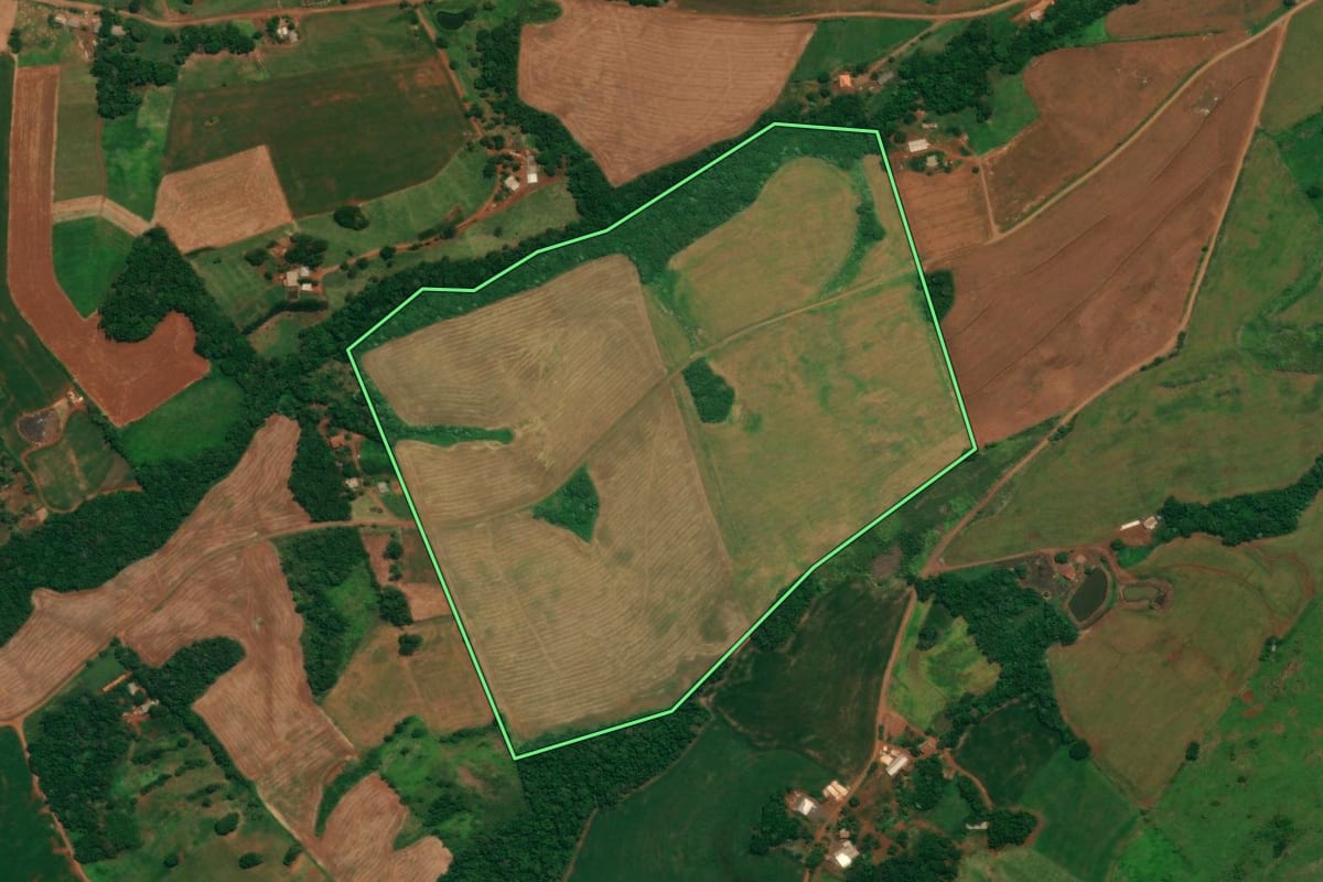 Imagem de satélite do imóvel rural em São João (PR), com o contorno declarado no CAR desenhado por cima.