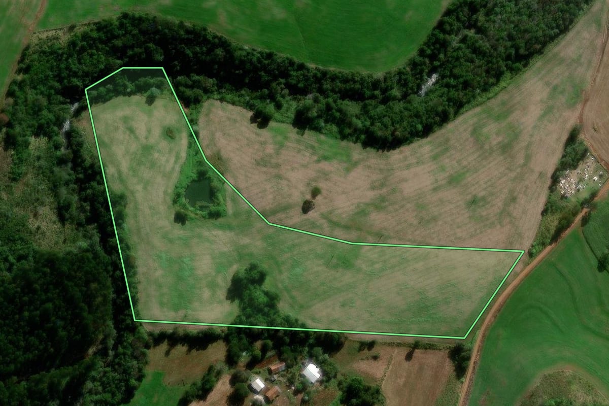 Imagem de satélite do imóvel rural em São João (PR), com o contorno declarado no CAR desenhado por cima.