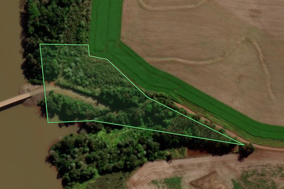 Imagem de satélite do imóvel rural em São João (PR), com o contorno declarado no CAR desenhado por cima.