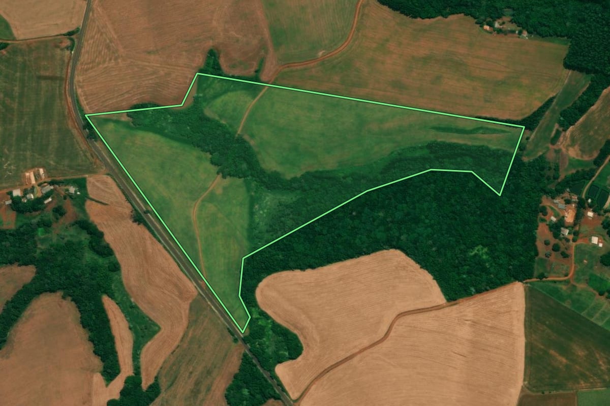 Imagem de satélite do imóvel rural em São João (PR), com o contorno declarado no CAR desenhado por cima.