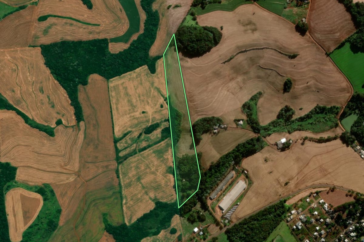 Imagem de satélite do imóvel rural em São João (PR), com o contorno declarado no CAR desenhado por cima.