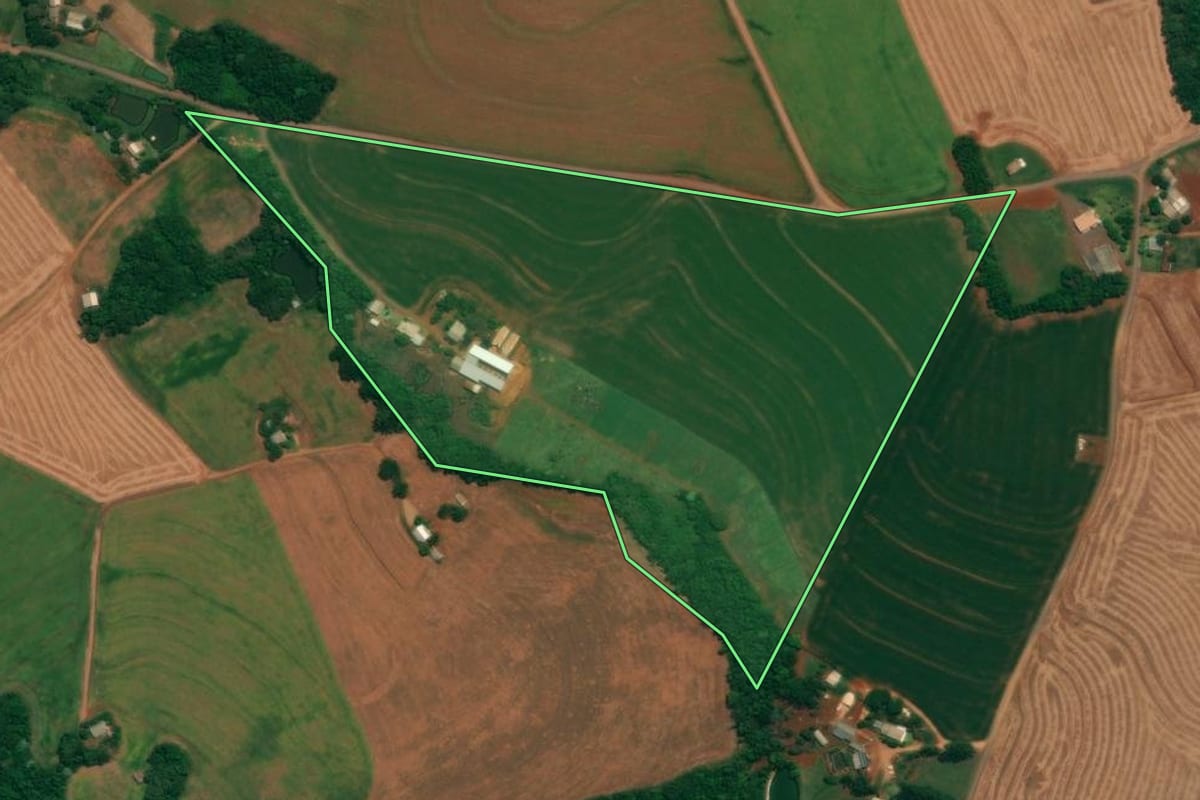 Imagem de satélite do imóvel rural em São João (PR), com o contorno declarado no CAR desenhado por cima.