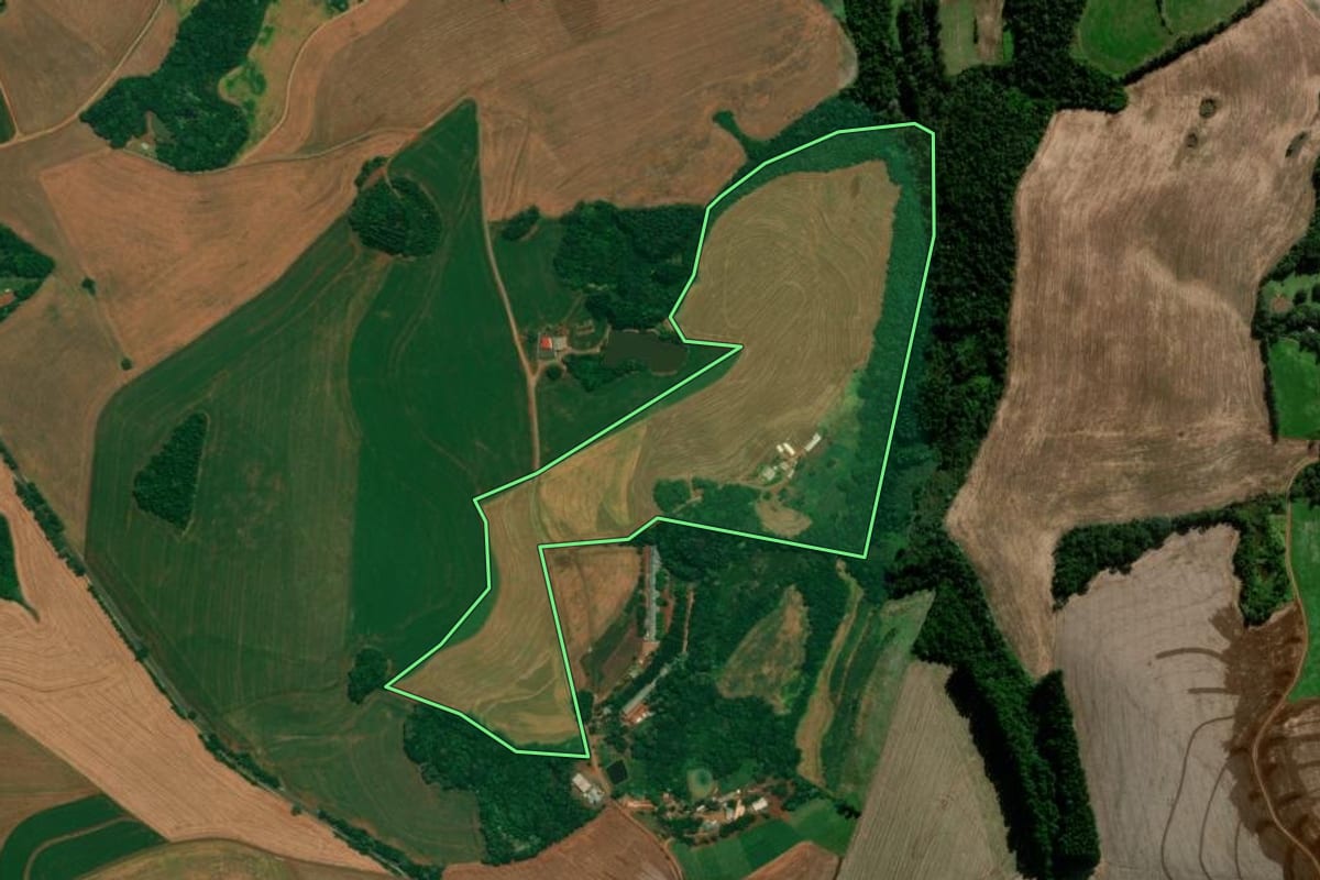 Imagem de satélite do imóvel rural em São João (PR), com o contorno declarado no CAR desenhado por cima.