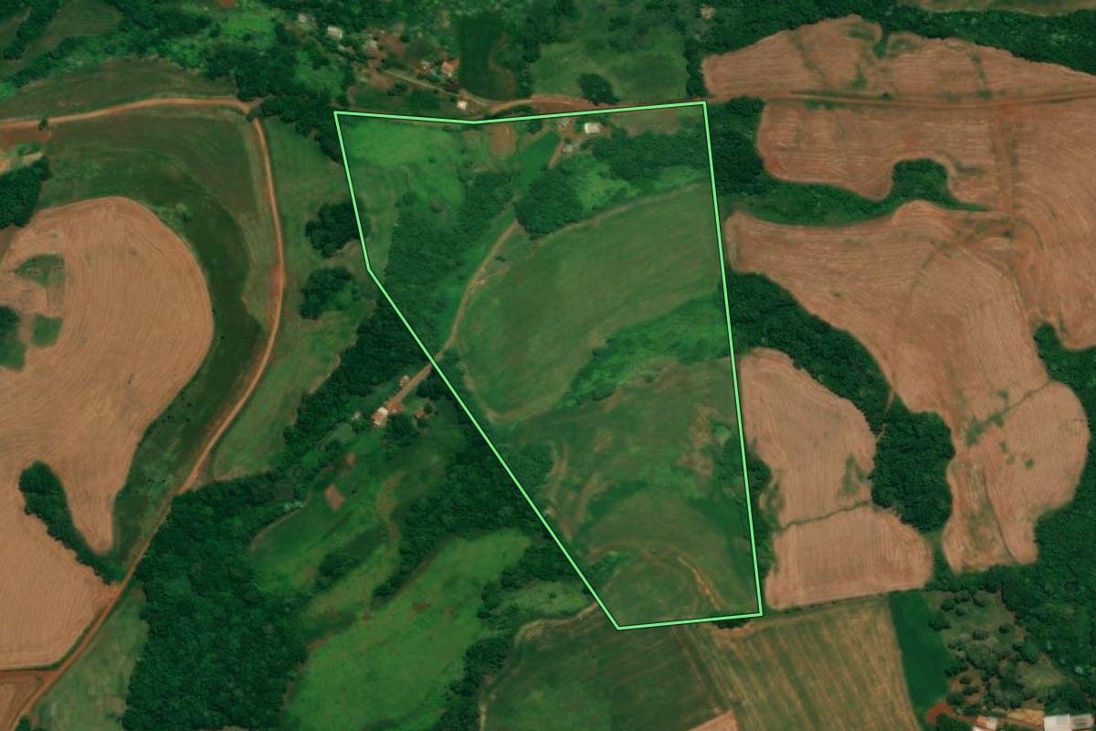 Imagem de satélite do imóvel rural em São João (PR), com o contorno declarado no CAR desenhado por cima.