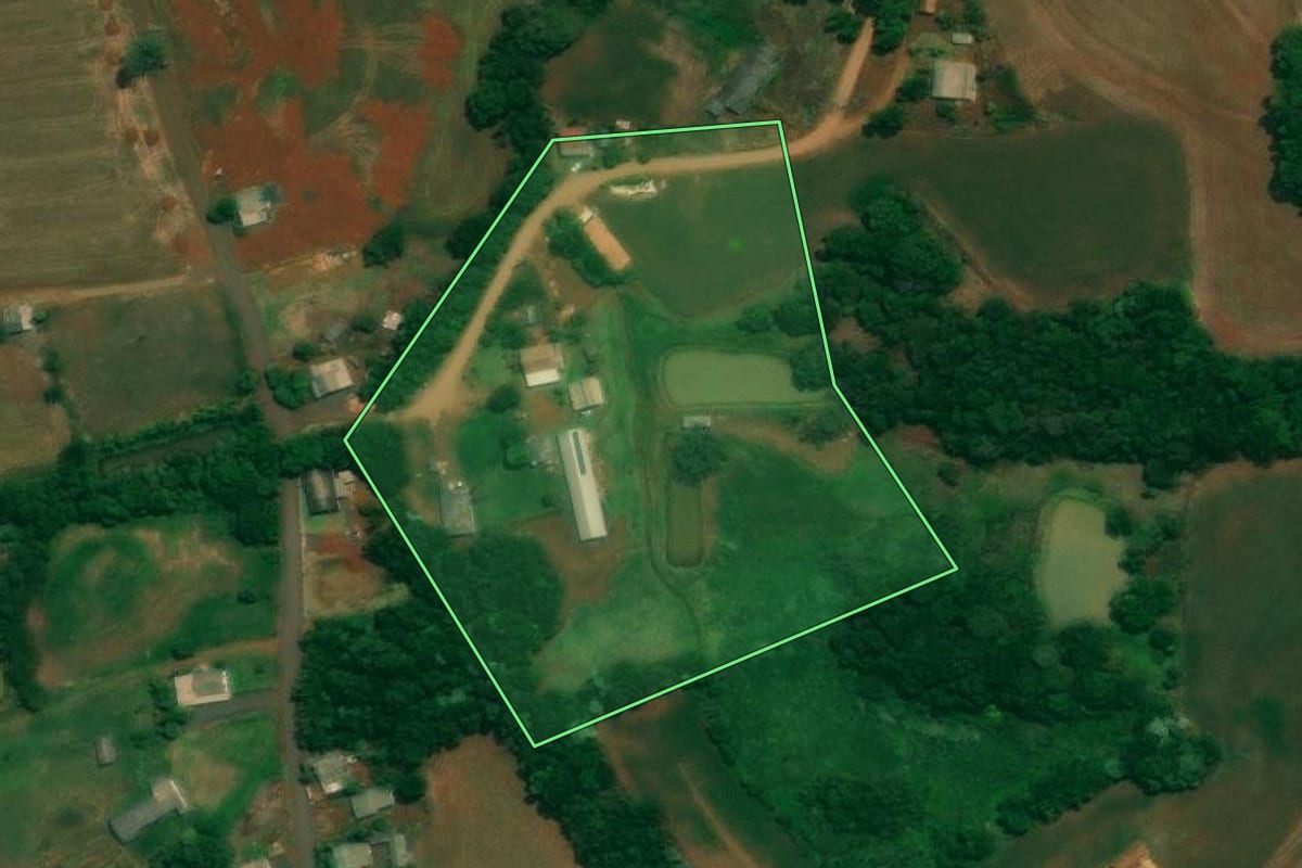 Imagem de satélite do imóvel rural em São João (PR), com o contorno declarado no CAR desenhado por cima.