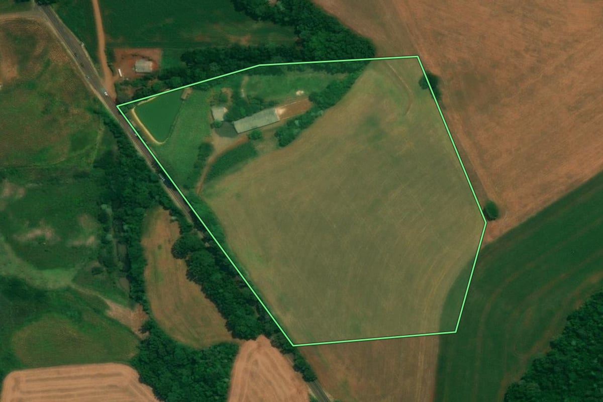 Imagem de satélite do imóvel rural em São João (PR), com o contorno declarado no CAR desenhado por cima.