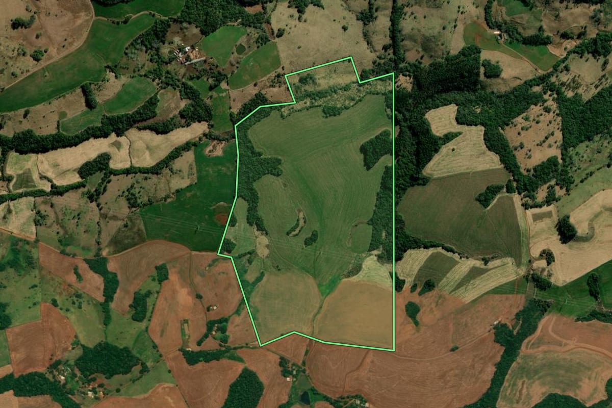 Imagem de satélite do imóvel rural em São João (PR), com o contorno declarado no CAR desenhado por cima.