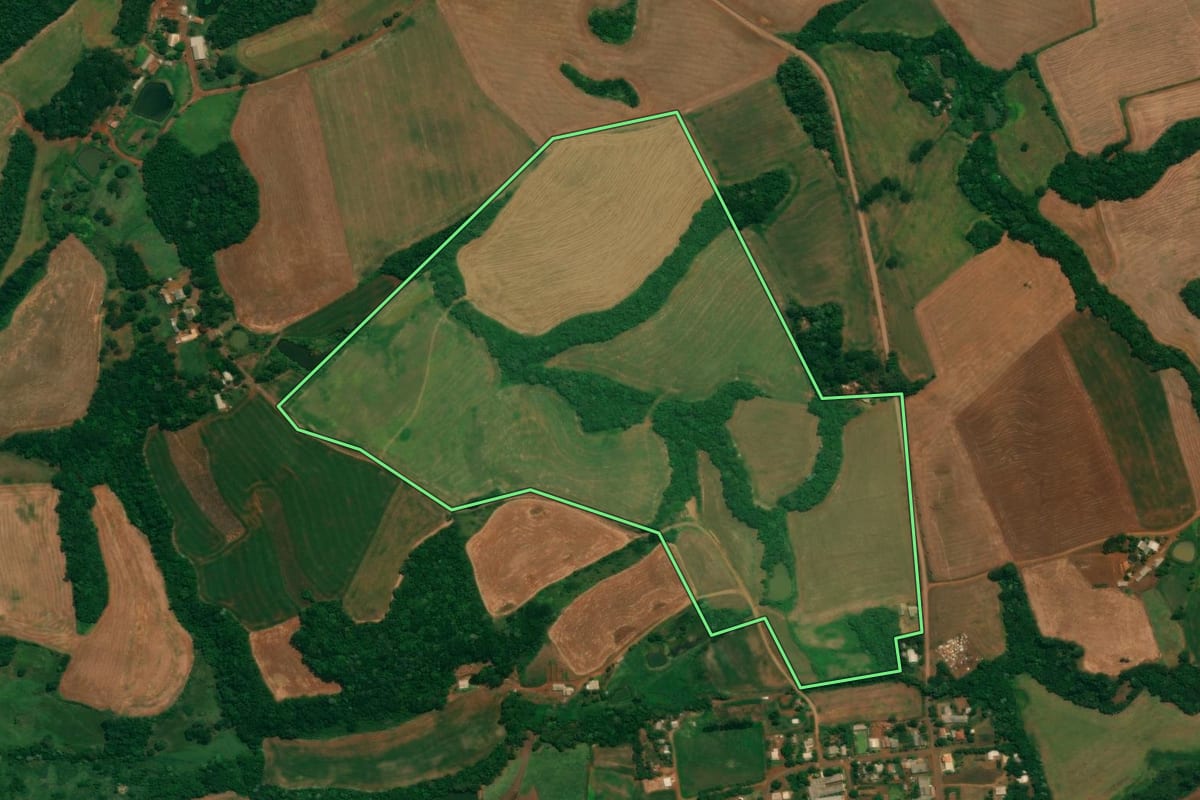 Imagem de satélite do imóvel rural em São João (PR), com o contorno declarado no CAR desenhado por cima.