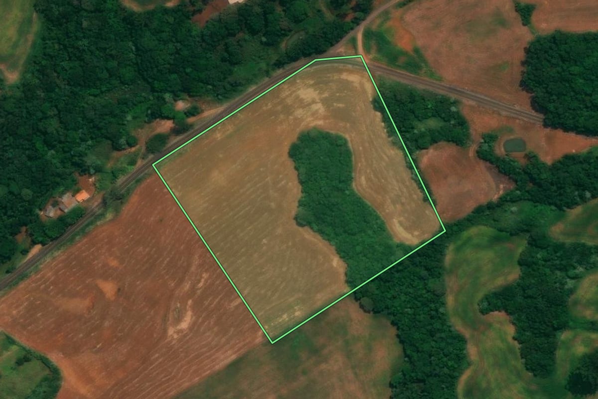 Imagem de satélite do imóvel rural em São João (PR), com o contorno declarado no CAR desenhado por cima.