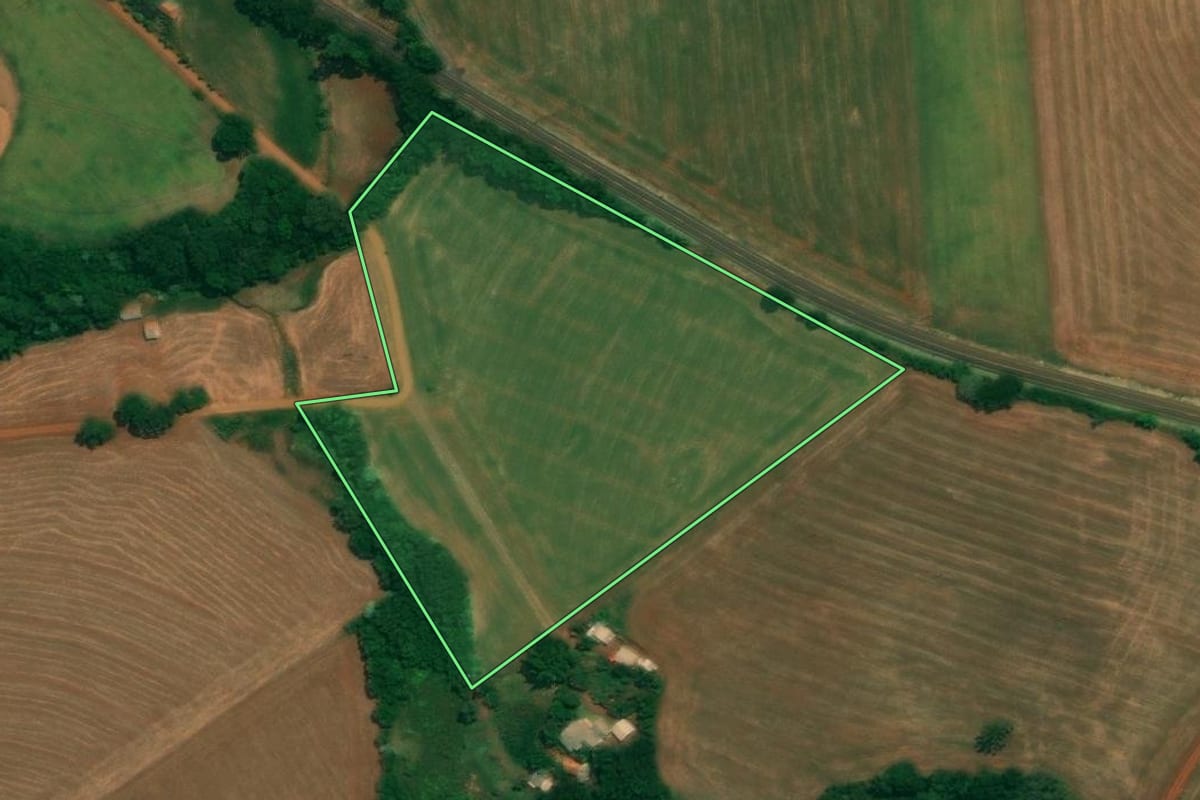 Imagem de satélite do imóvel rural em São João (PR), com o contorno declarado no CAR desenhado por cima.