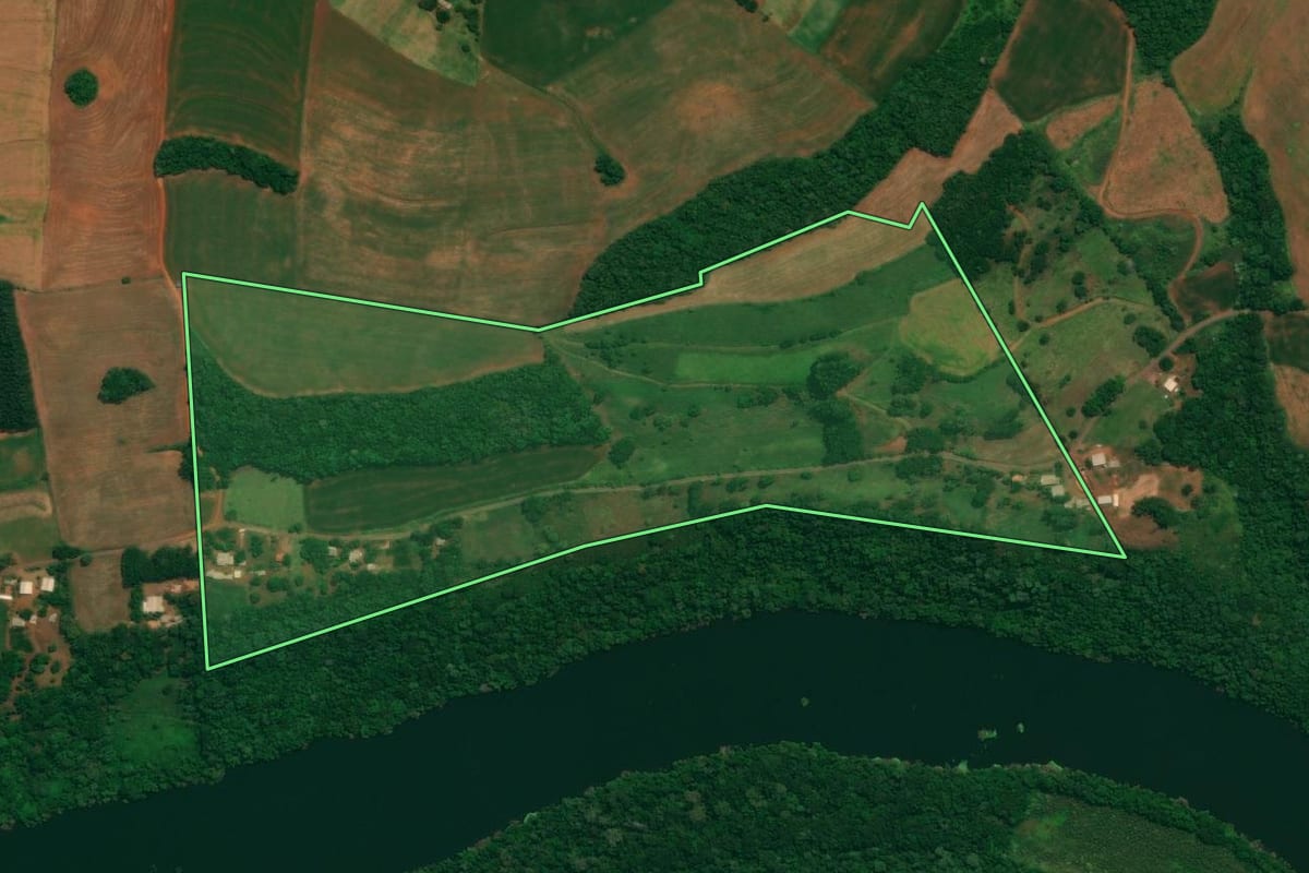 Imagem de satélite do imóvel rural em São João (PR), com o contorno declarado no CAR desenhado por cima.