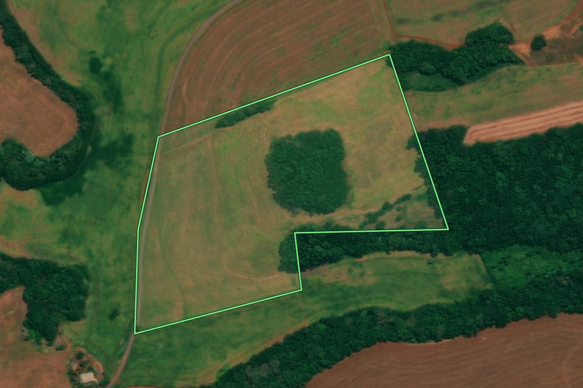 Imagem de satélite do imóvel rural em São João (PR), com o contorno declarado no CAR desenhado por cima.