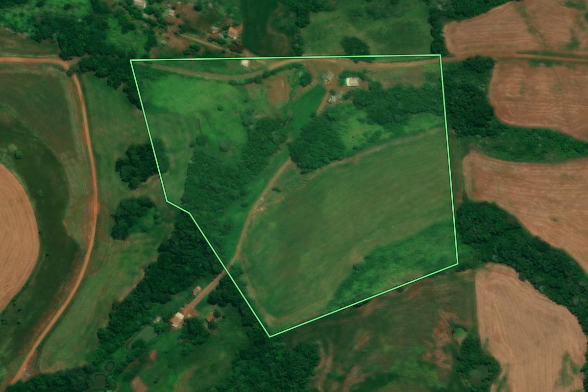 Imagem de satélite do imóvel rural em São João (PR), com o contorno declarado no CAR desenhado por cima.