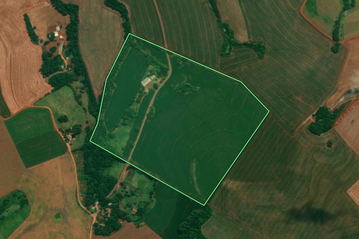 Imagem de satélite do imóvel rural em São João (PR), com o contorno declarado no CAR desenhado por cima.