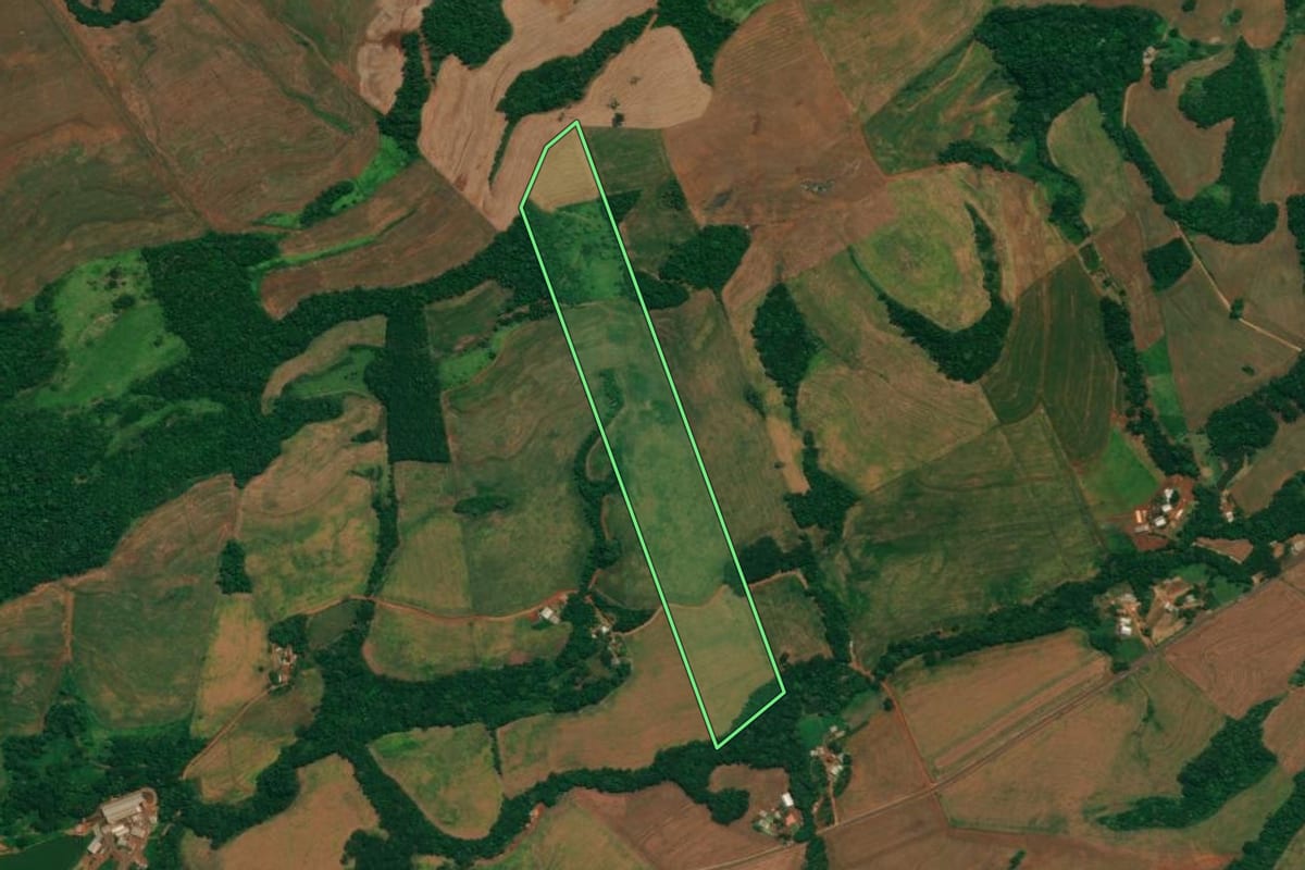 Imagem de satélite do imóvel rural em São João (PR), com o contorno declarado no CAR desenhado por cima.