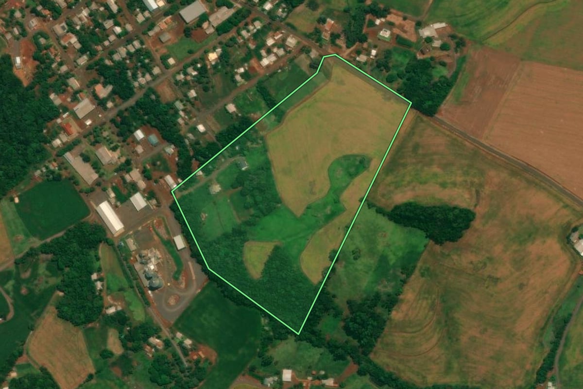 Imagem de satélite do imóvel rural em São João (PR), com o contorno declarado no CAR desenhado por cima.