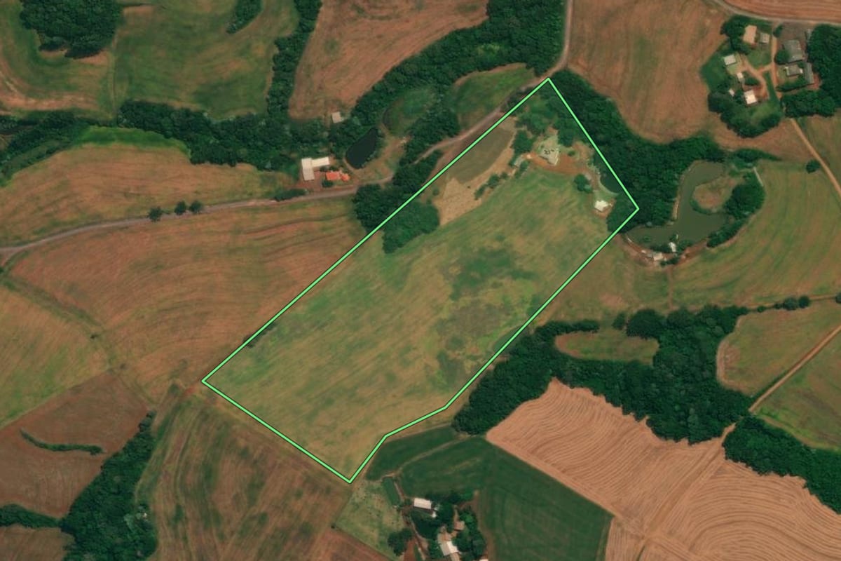 Imagem de satélite do imóvel rural em São João (PR), com o contorno declarado no CAR desenhado por cima.