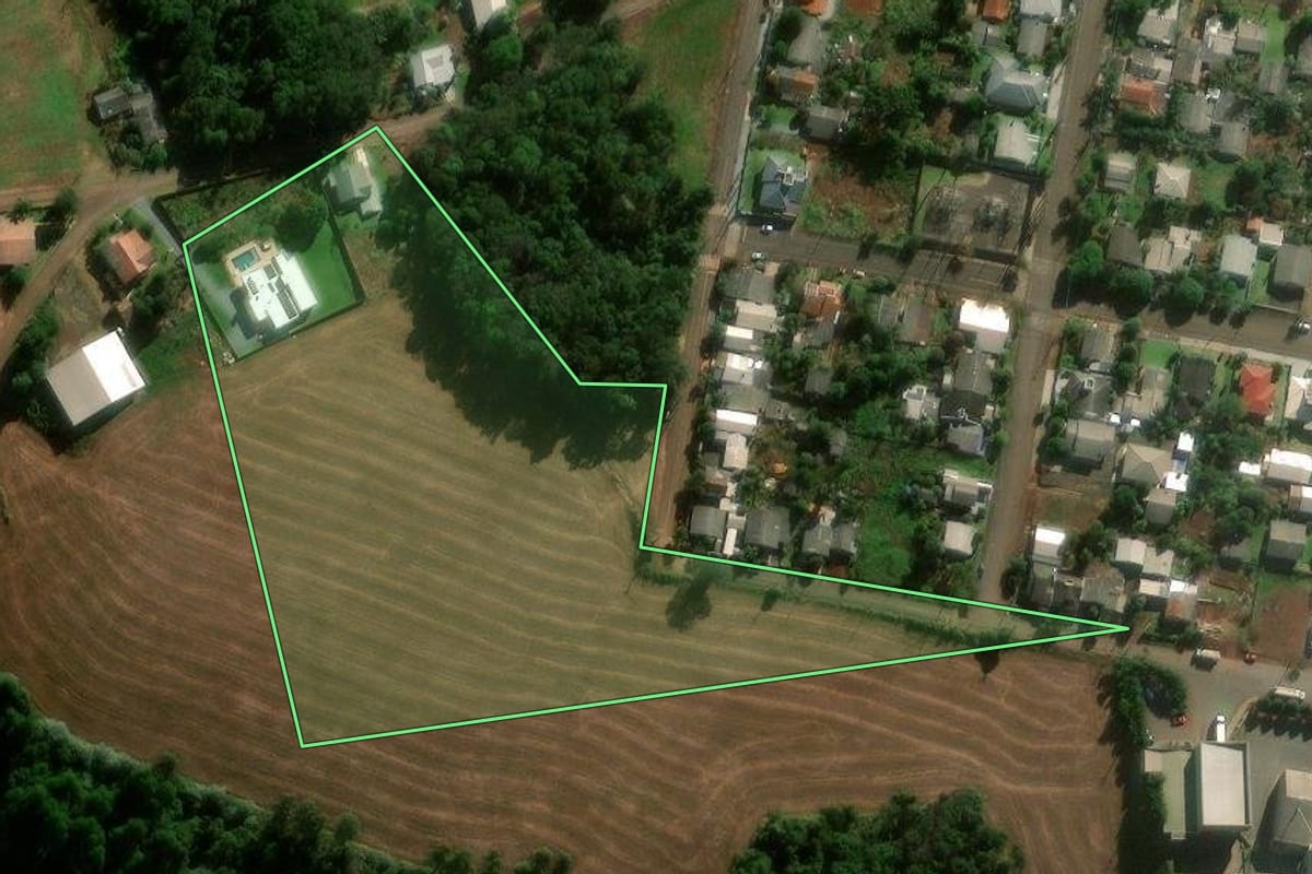 Imagem de satélite do imóvel rural em São João (PR), com o contorno declarado no CAR desenhado por cima.