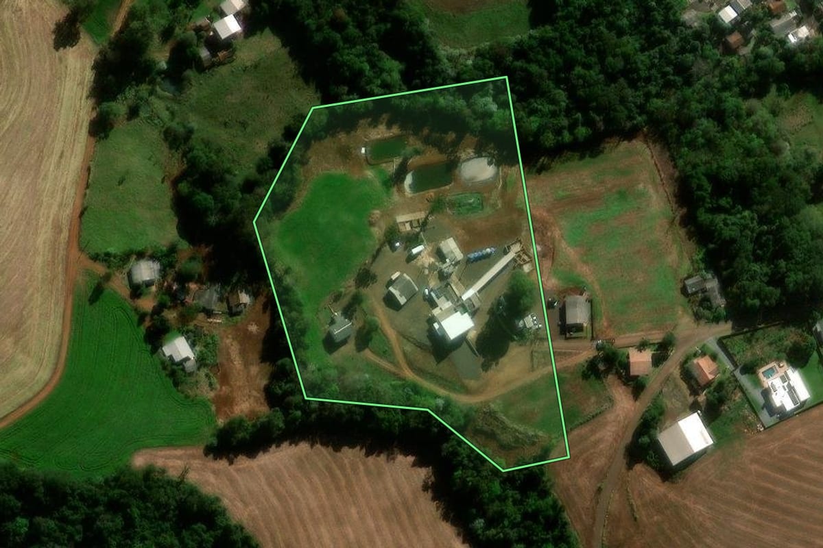 Imagem de satélite do imóvel rural em São João (PR), com o contorno declarado no CAR desenhado por cima.