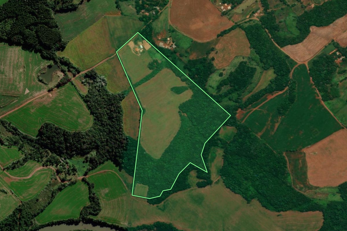 Imagem de satélite do imóvel rural em São João (PR), com o contorno declarado no CAR desenhado por cima.