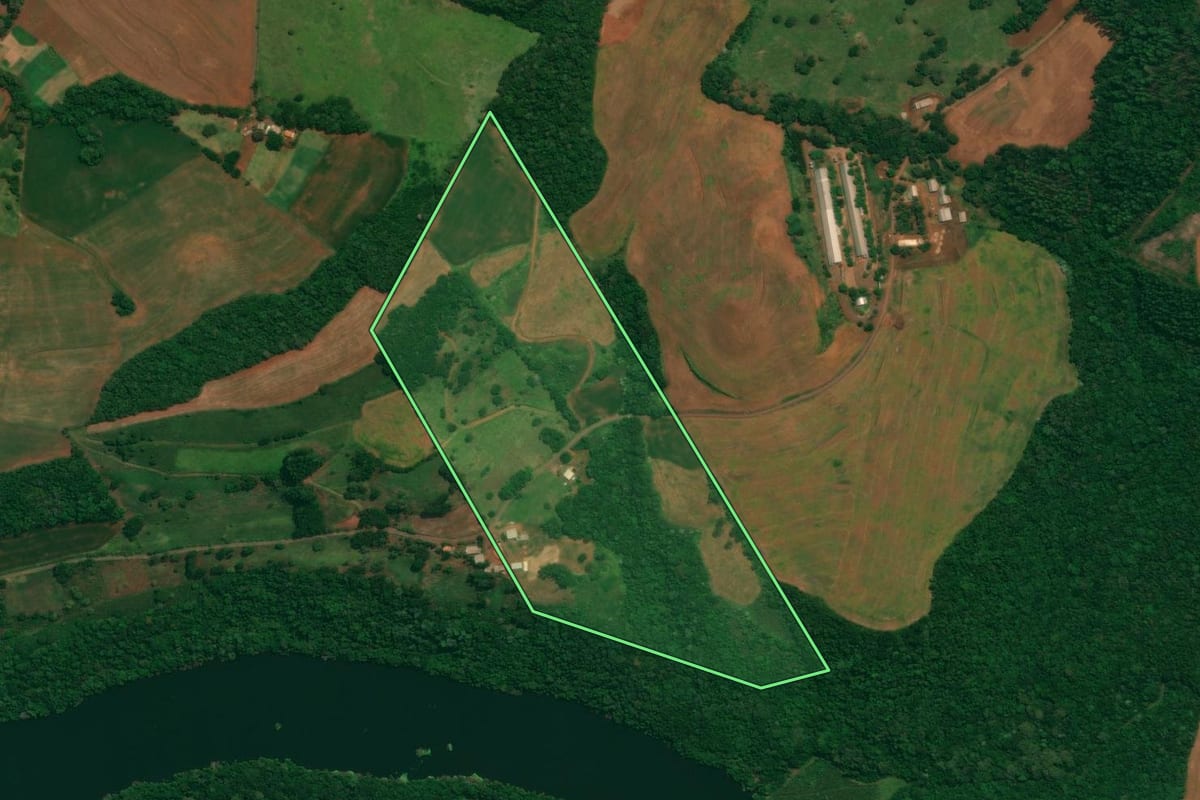 Imagem de satélite do imóvel rural em São João (PR), com o contorno declarado no CAR desenhado por cima.