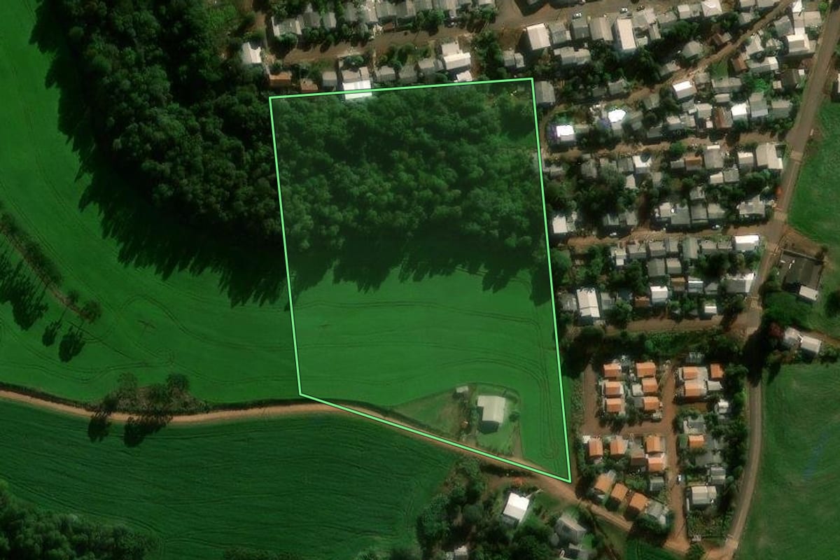 Imagem de satélite do imóvel rural em São João (PR), com o contorno declarado no CAR desenhado por cima.