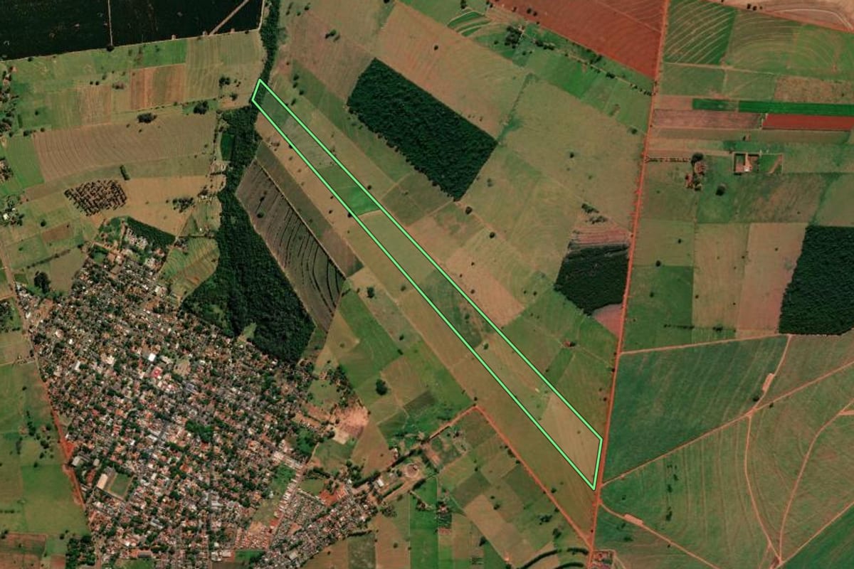 Imagem de satélite do imóvel rural em São João do Caiuá (PR), com o contorno declarado no CAR desenhado por cima.