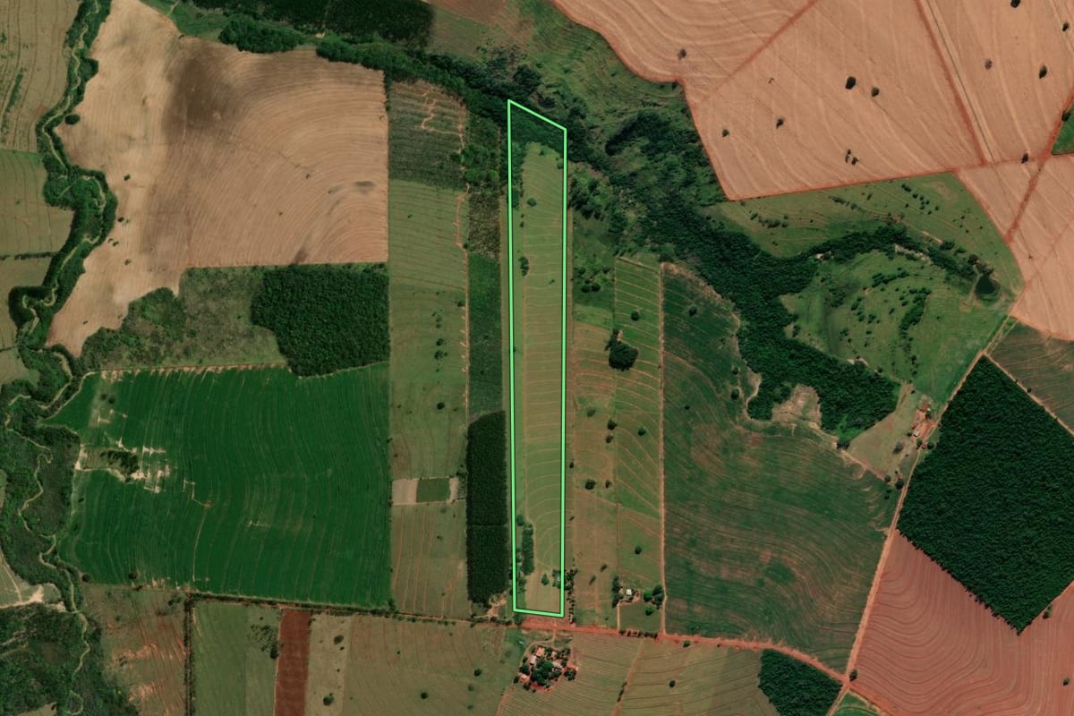 Imagem de satélite do imóvel rural em São João do Caiuá (PR), com o contorno declarado no CAR desenhado por cima.