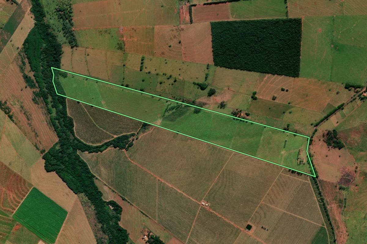 Imagem de satélite do imóvel rural em São João do Caiuá (PR), com o contorno declarado no CAR desenhado por cima.