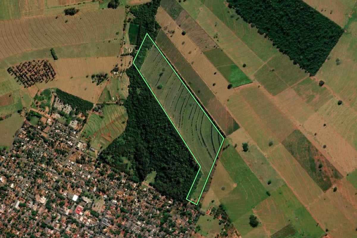 Imagem de satélite do imóvel rural em São João do Caiuá (PR), com o contorno declarado no CAR desenhado por cima.