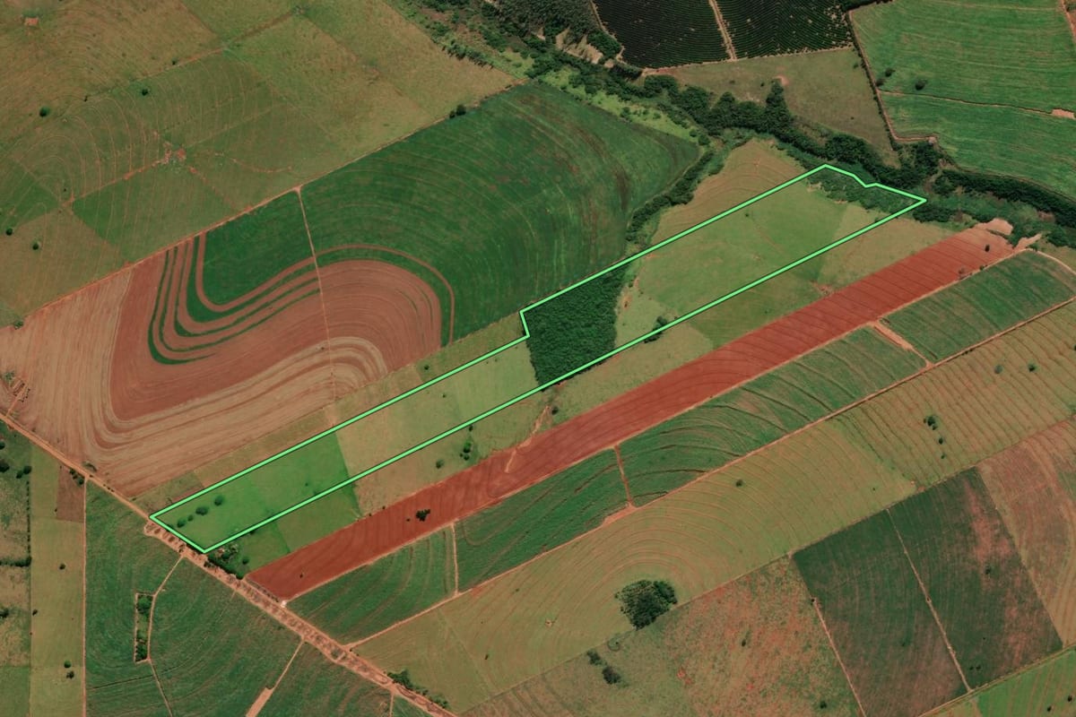 Imagem de satélite do imóvel rural em São João do Caiuá (PR), com o contorno declarado no CAR desenhado por cima.