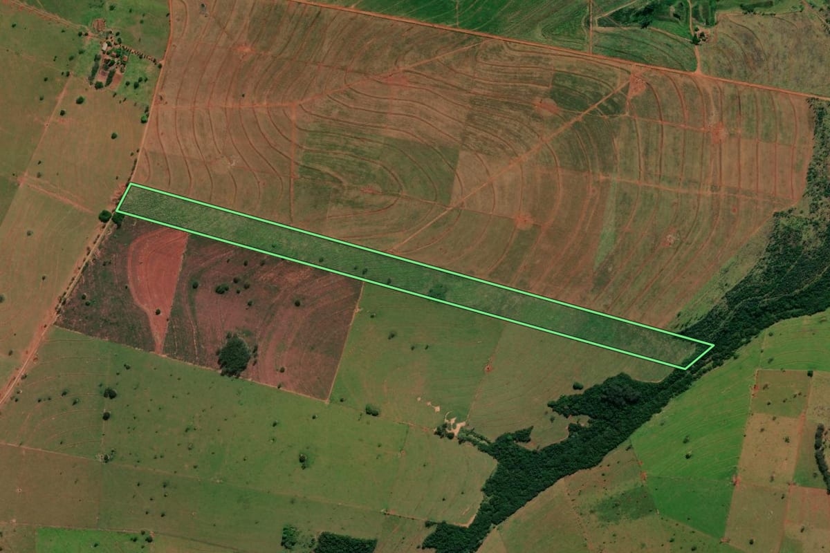 Imagem de satélite do imóvel rural em São João do Caiuá (PR), com o contorno declarado no CAR desenhado por cima.