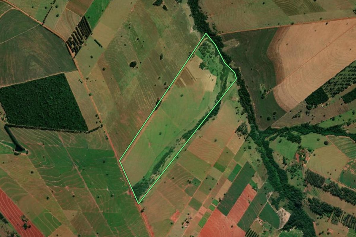 Imagem de satélite do imóvel rural em São João do Caiuá (PR), com o contorno declarado no CAR desenhado por cima.