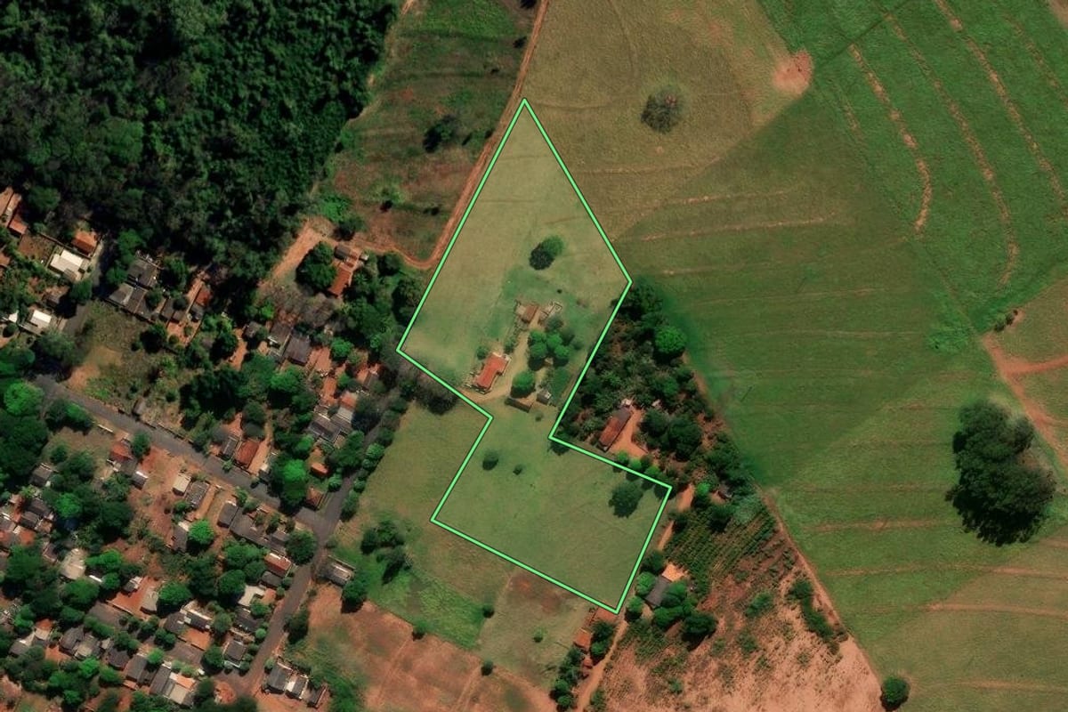 Imagem de satélite do imóvel rural em São João do Caiuá (PR), com o contorno declarado no CAR desenhado por cima.
