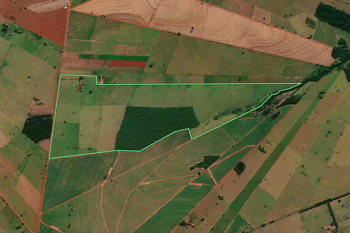 Imagem de satélite do imóvel rural em São João do Caiuá (PR), com o contorno declarado no CAR desenhado por cima.