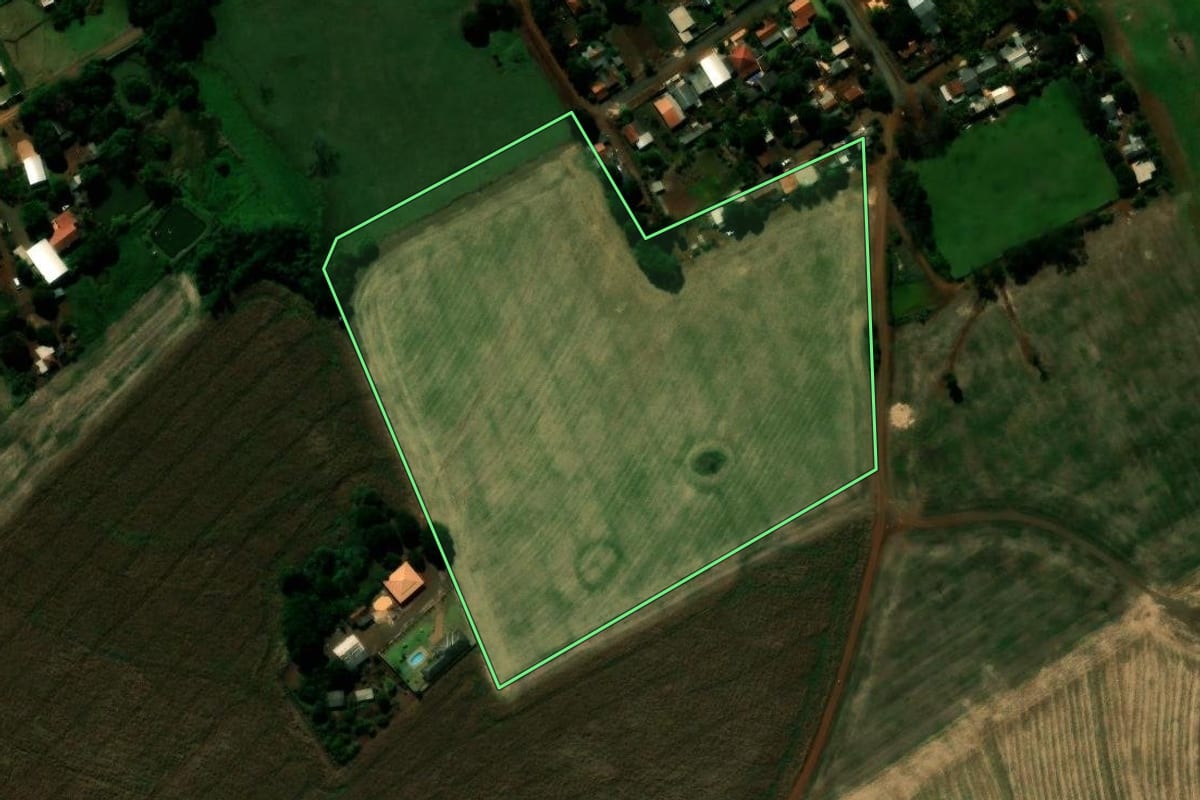 Imagem de satélite do imóvel rural em São João do Ivaí (PR), com o contorno declarado no CAR desenhado por cima.